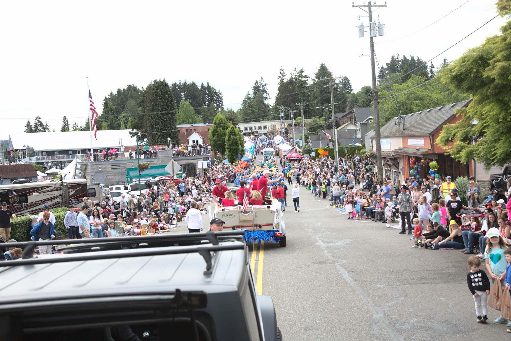 photo of the crowd at the parade in downtown Gig Harbor!