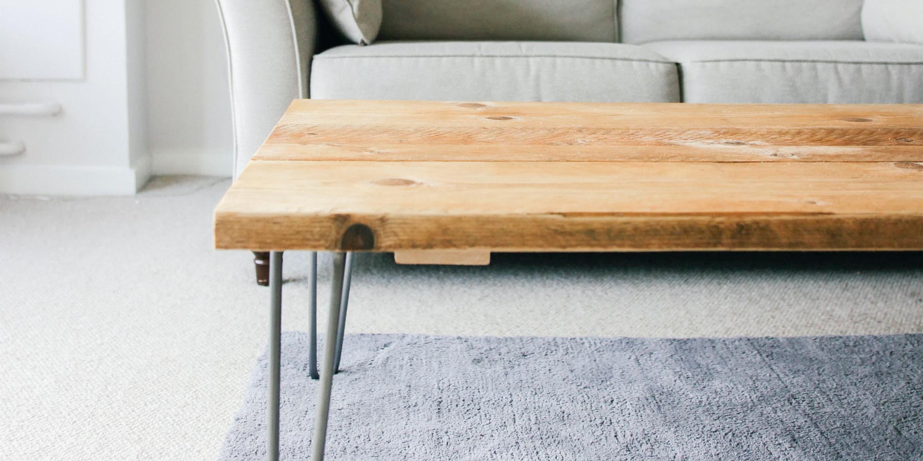 Farmhouse decor ideas: reclaimed wood coffee table