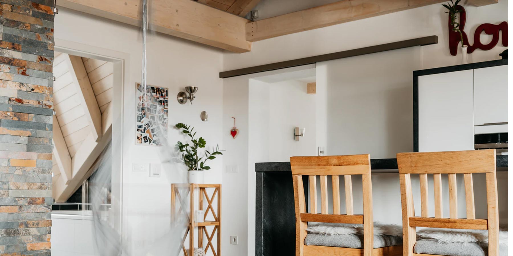 Farmhouse decoration ideas: statement wooden beams. picture features wooden beams on wall corner in a kitchen like space