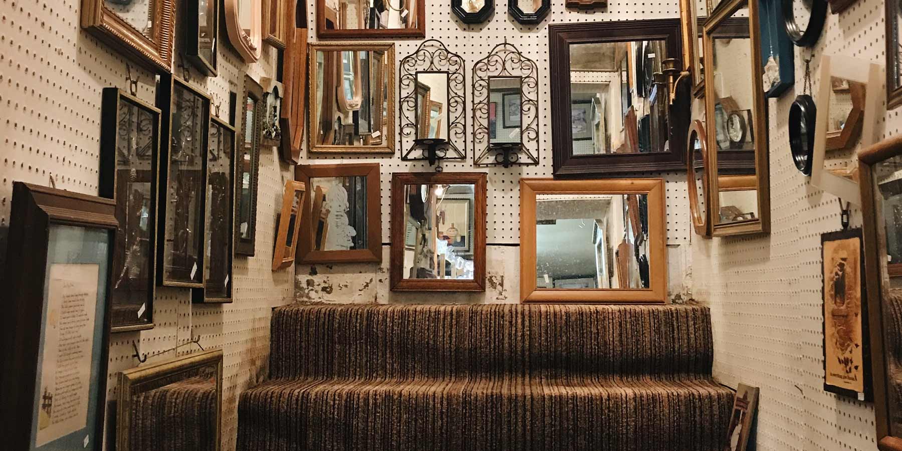 Boho Décor Ideas by RealCraft: Staircase full of vintage frames