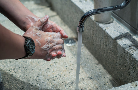 Hände richtig waschen – vor oder nach dem desinfizieren?
