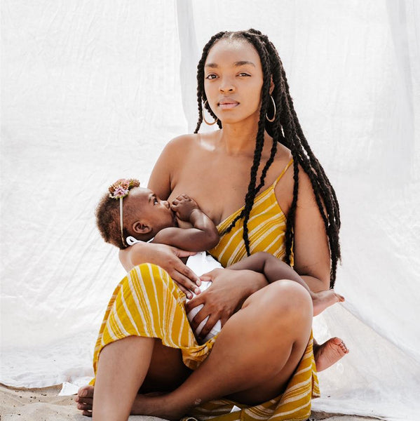 Une mère qui allaite son petit enfant.