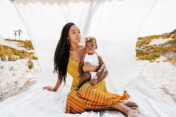 A mother sitting with her child in the nature.