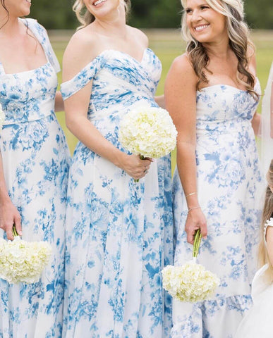 Pregnant bridesmaid posing with other bridesmaids