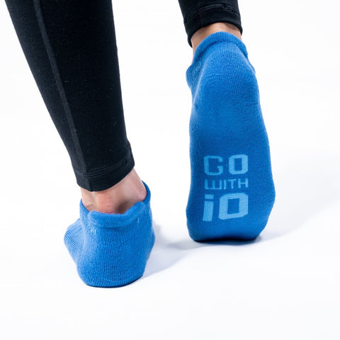 Model wearing ioMeirno's Unisex No Show Socks in Blue