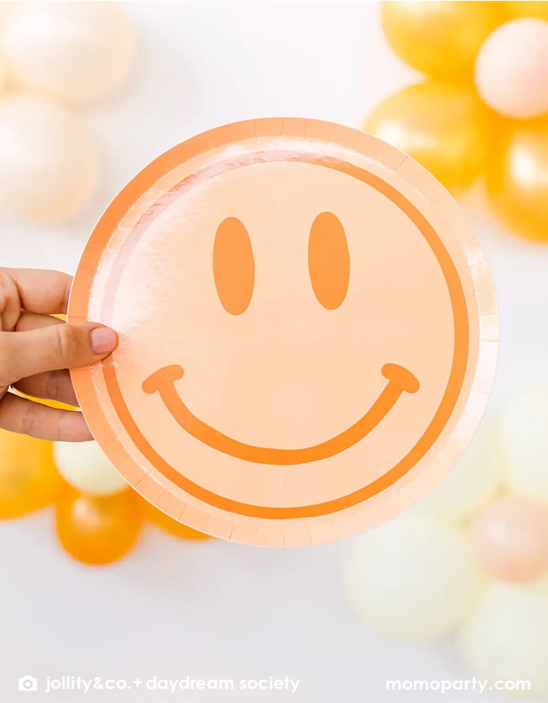 Love-&-Peach-Smile-Dessert-Plate-in-front-of-daisy-balloon-wall