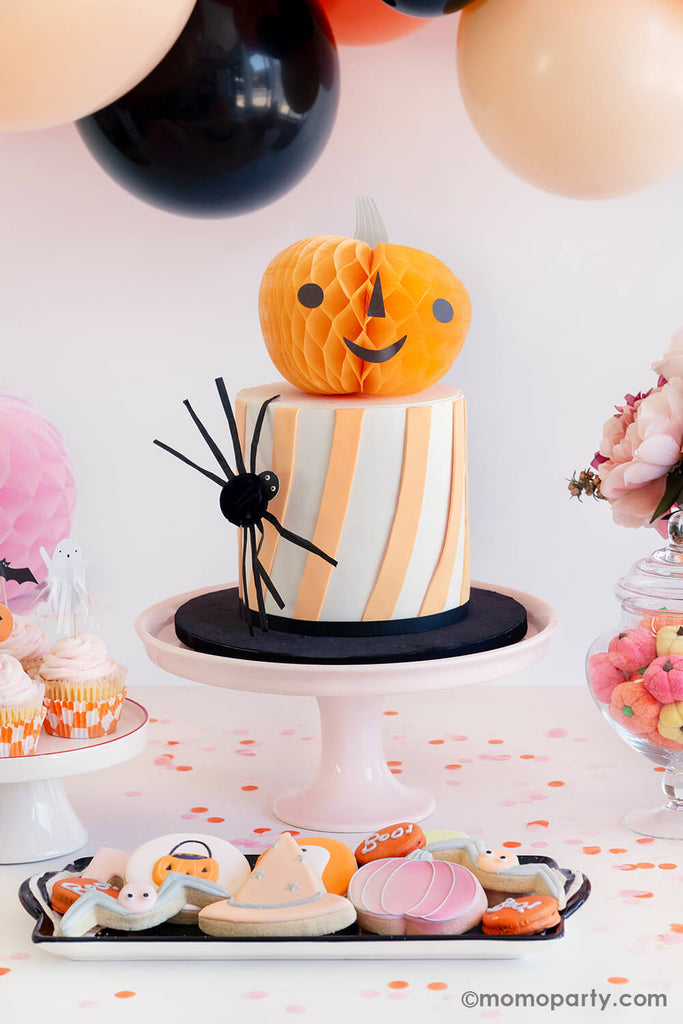 Momo-Party-Pink Halloween-Party_Hey-Pumpkin-Box_table-with-pumpkin_cake