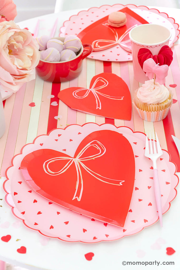 Momo-Party_A-Bow-Themed-Valentine's-Day-Party_Tableware Closeup