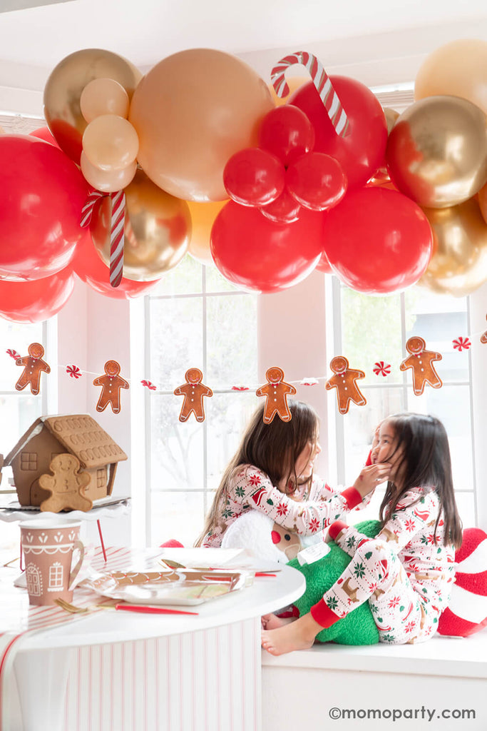 Momo-Party_Christmas_Party_Gingerbread_House Sleepover_Girls & Pillows