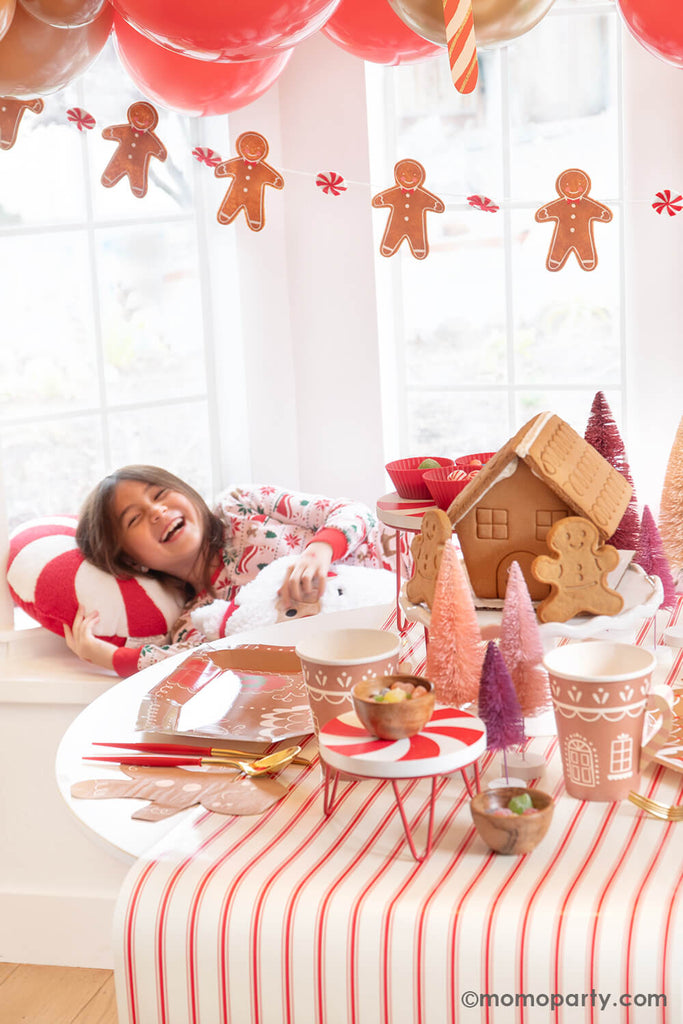 Momo-Party_Christmas_Party_Gingerbread_House Sleepover_Lounge Area