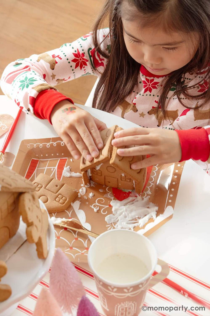 Momo-Party_Christmas_Party_Gingerbread_House Sleepover Playdate Ideas_Kids building mini gingerbread house