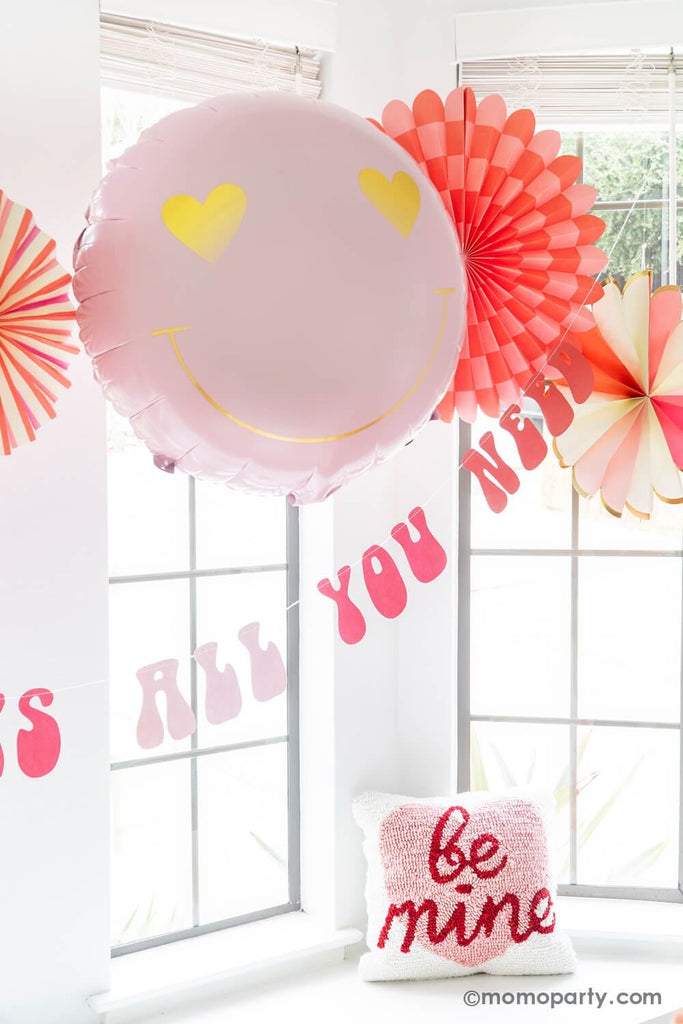 Momo-Party_Groovey-Valentine's-Day-Party_Heart Eyed Foil Balloon