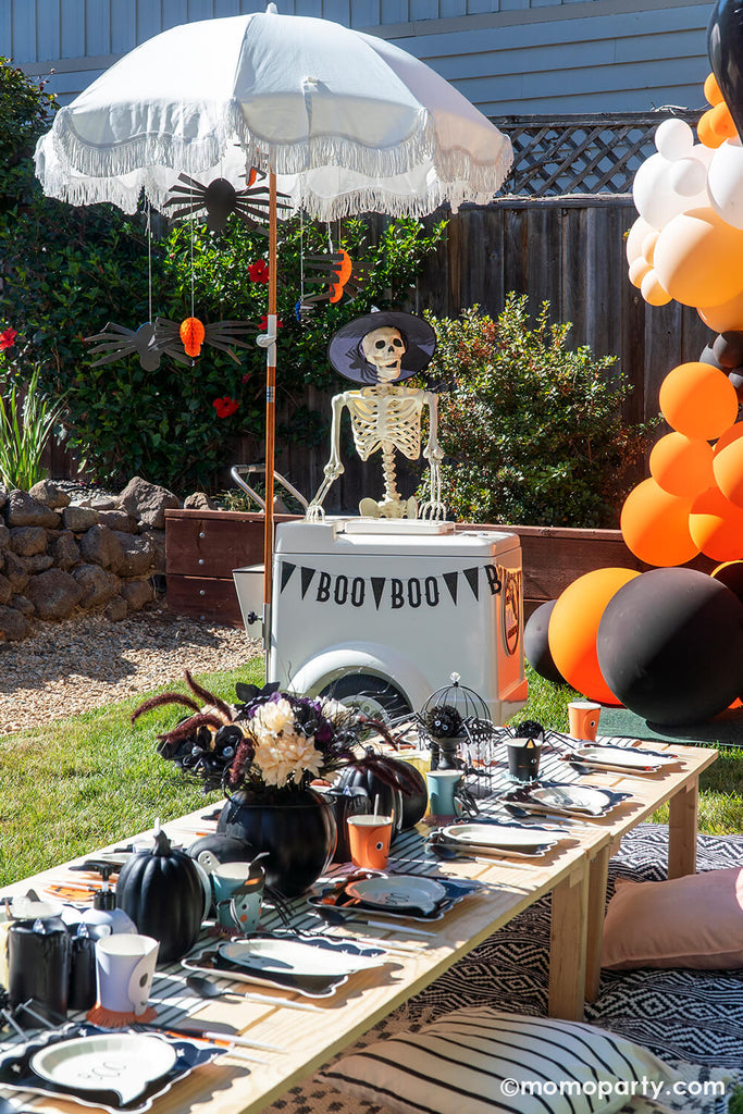 Momo-Party_Halloween-Themed Birthday Party_Halloween-Paleta Cart with Kids Picnic Table