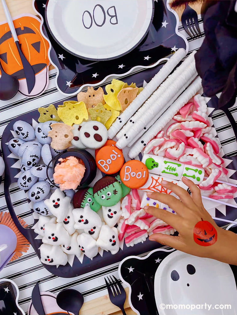 Momo-Party_Halloween-Themed Birthday Party_Halloween Sweets Board_Kid's Hand