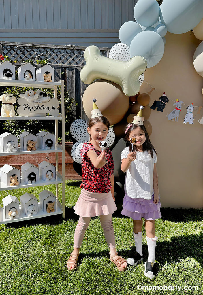 Momo-Party_IT’S-PAW-TY-TIME_Puppy-Themed-Birthday-Party_Party-Set-up_with Girls standing in front of it