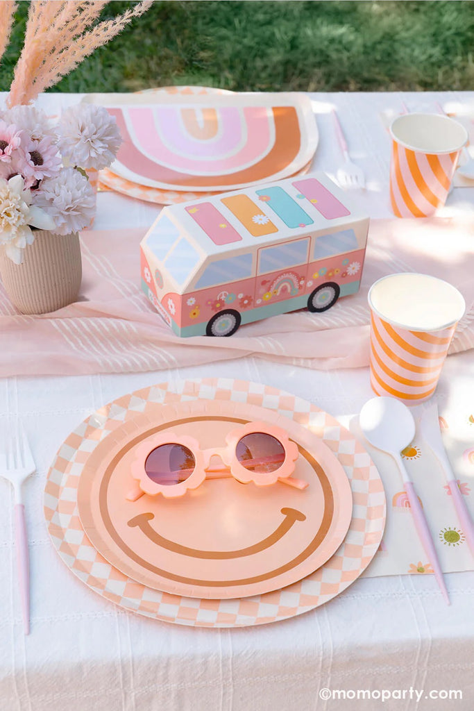 Momo-Party_Groovy-Vibes_10th-Birthday-Party_Ideas Tableware_Smiley plates-with-sunglass