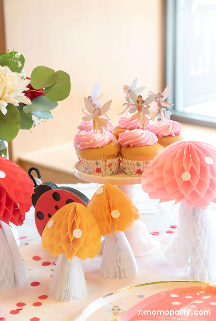 Momo-Party_Spring-Fariy_cupcakes_mushroom-honeycomb centerpiece decoration
