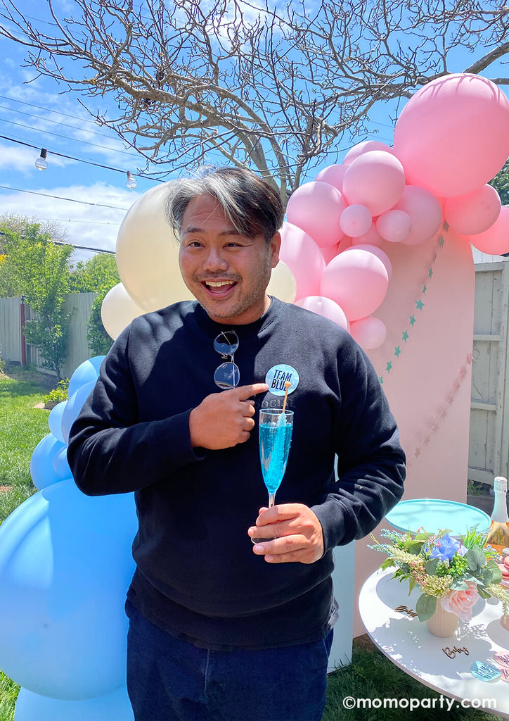Momo Party_Gender-Reveal_Team-blue_Guy with blue champaghn
