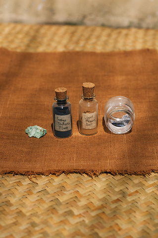 (Warna bumi dan tanaman kesukaan Indira, Kiri ke kanan: Batuan hijau, Indigo dari pigmen tanaman, Light Brown Soil, Sodalite) Koleksi Indira Cestra. Foto oleh Noesa