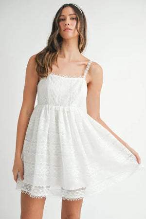 MABLE Eyelet Lace Babydoll Mini Cami Dress - Tíska New York