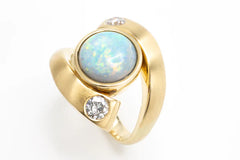 Opal and diamonds gold retro ring