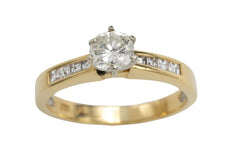 Brilliant cut diamond solitaire ring with princss cuts