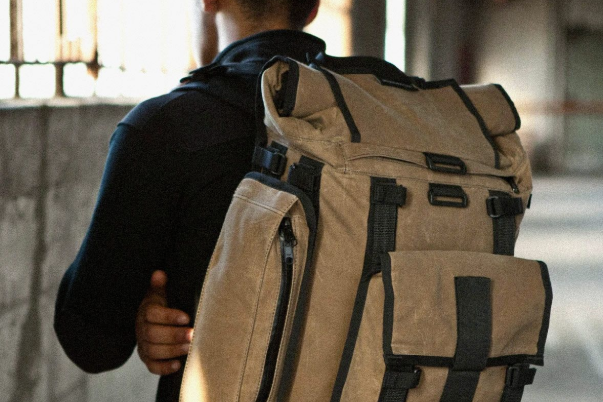 ¿Cuál es la diferencia entre una mochila de tela de poliéster y una mochila de tela de lona?