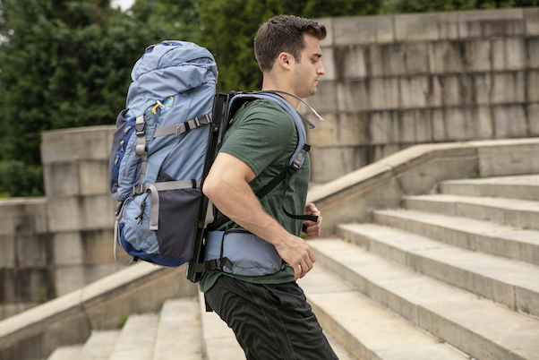 ¿Cómo puedo llevar una mochila pesada más fácilmente?