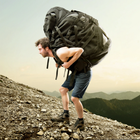 ¿Cuál es el peligro de llevar una bolsa pesada durante mucho tiempo?