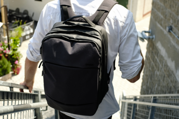 Wählen Sie einen Rucksack oder eine Handtasche, wenn Sie einen Laptop haben?