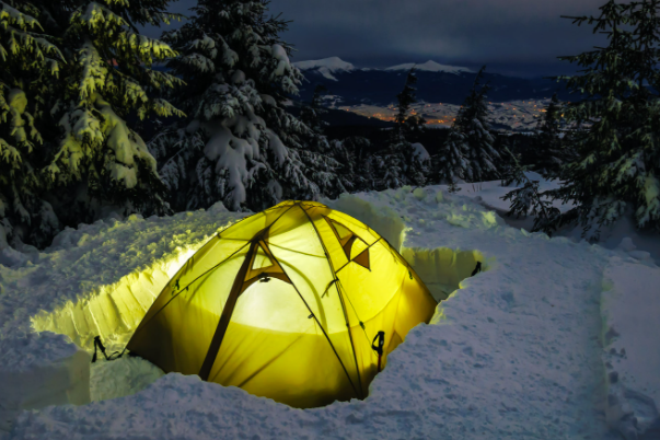 Tipps, um ein Zelt im Winter warm zu halten