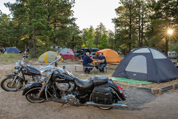 Wie bewahrt man seine Ausrüstung beim Camping sicher auf?