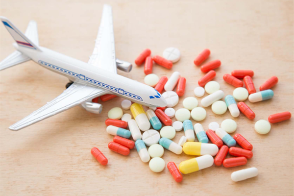 Wie man legale Drogen im Flugzeug transportiert