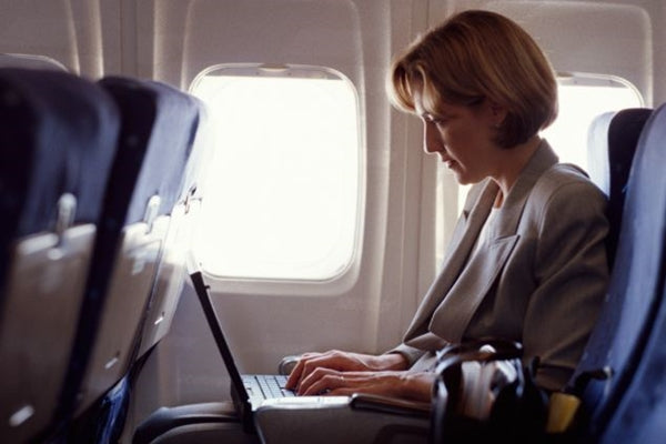 ¿Puedo llevar una computadora portátil en vuelos internacionales?
