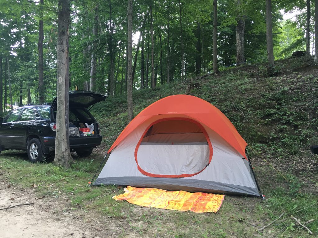 Wie bewahrt man seine Ausrüstung beim Camping sicher auf?