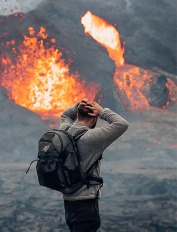 Computerrucksack fern von Regen und Feuer