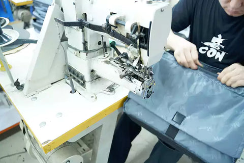 Costura de tela de nylon para mochila.