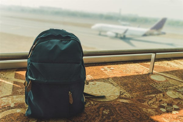 Qué poner en una mochila para viajar en avión?