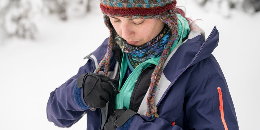 Consejos sobre ropa y equipo para caminatas en climas fríos