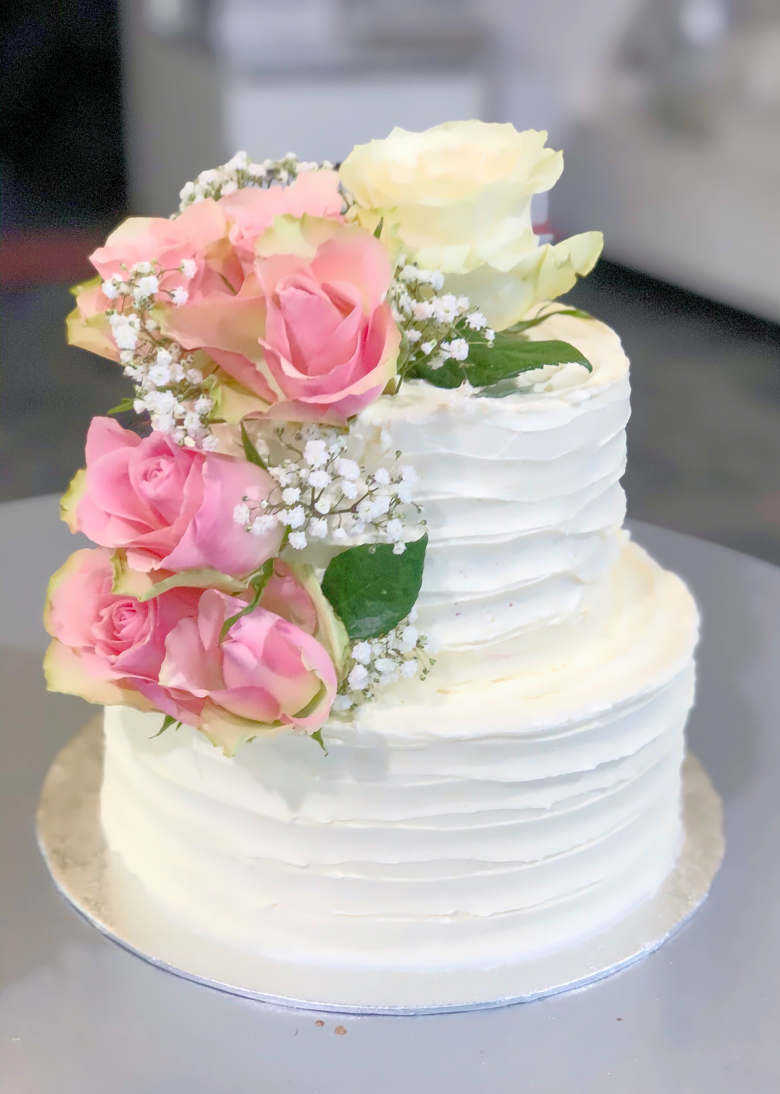 Glaçage à gâteau délicat avec garniture de fleurs fraîches