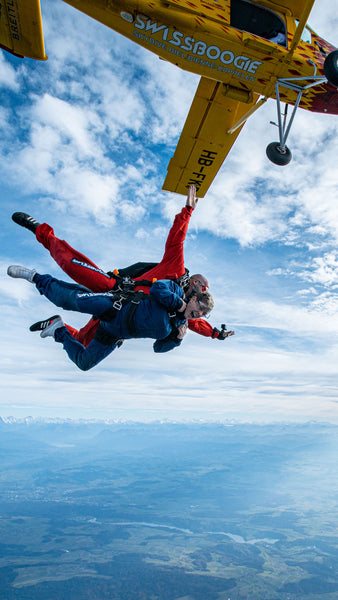 Tandem parachute jump in free fall