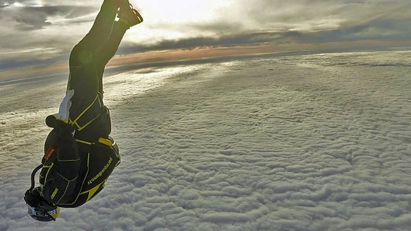 Solo skydive 7600