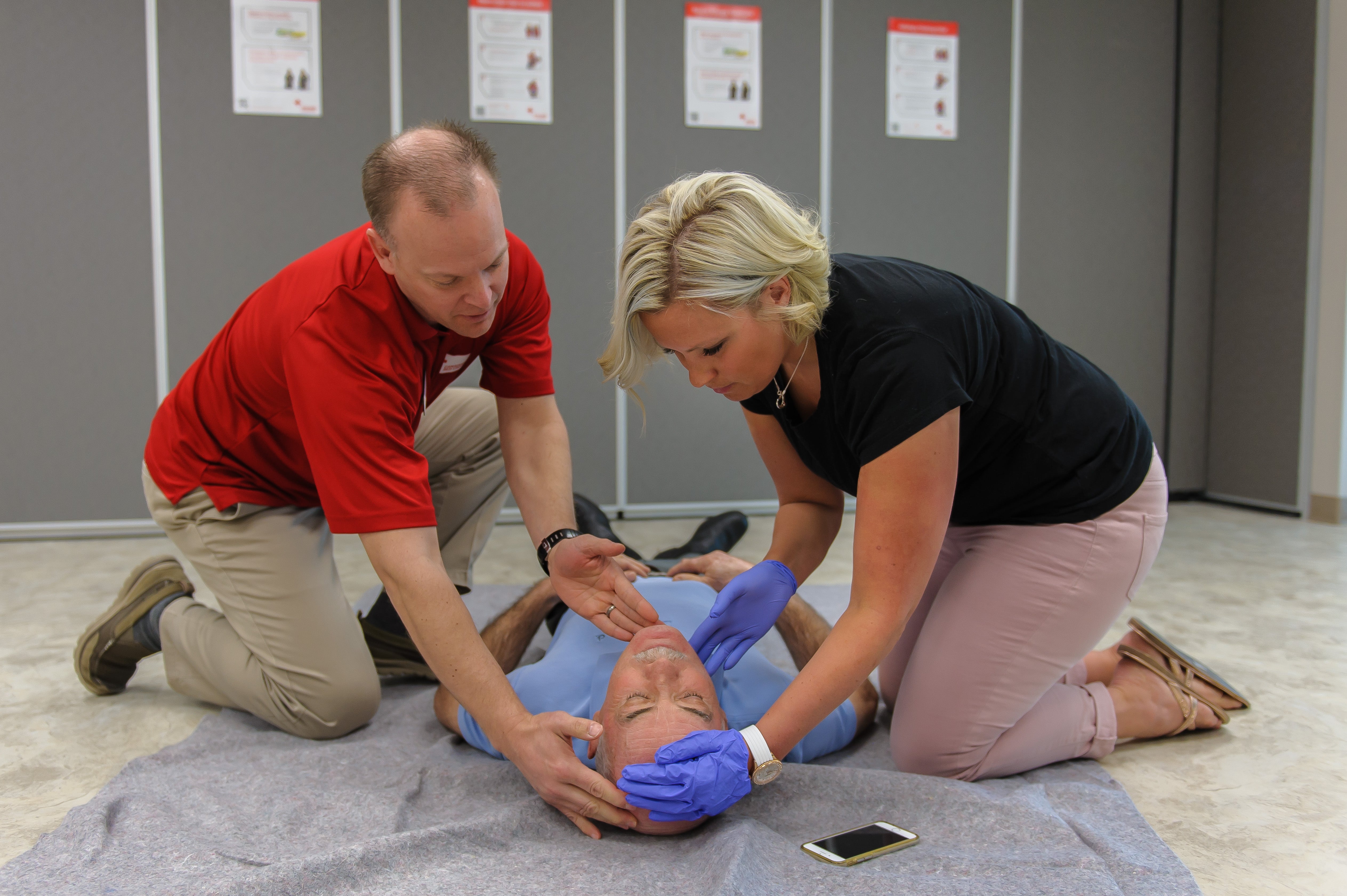 First aid class. Первая помощь тренинг. Первая медицинская помощь. Укладка первой помощи.