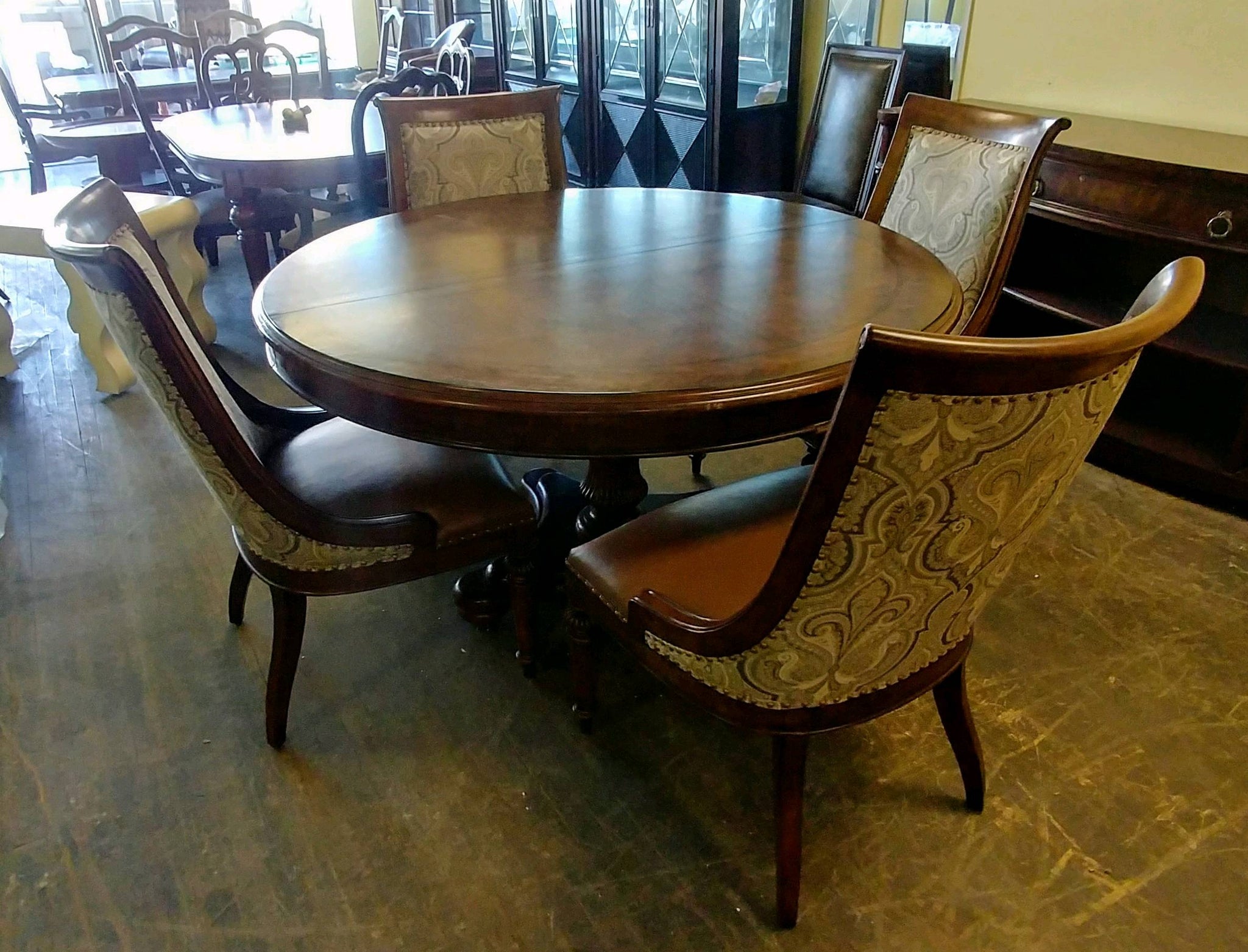 Thomasville Furniture Ernest Hemingway Rift Valley Round Dining