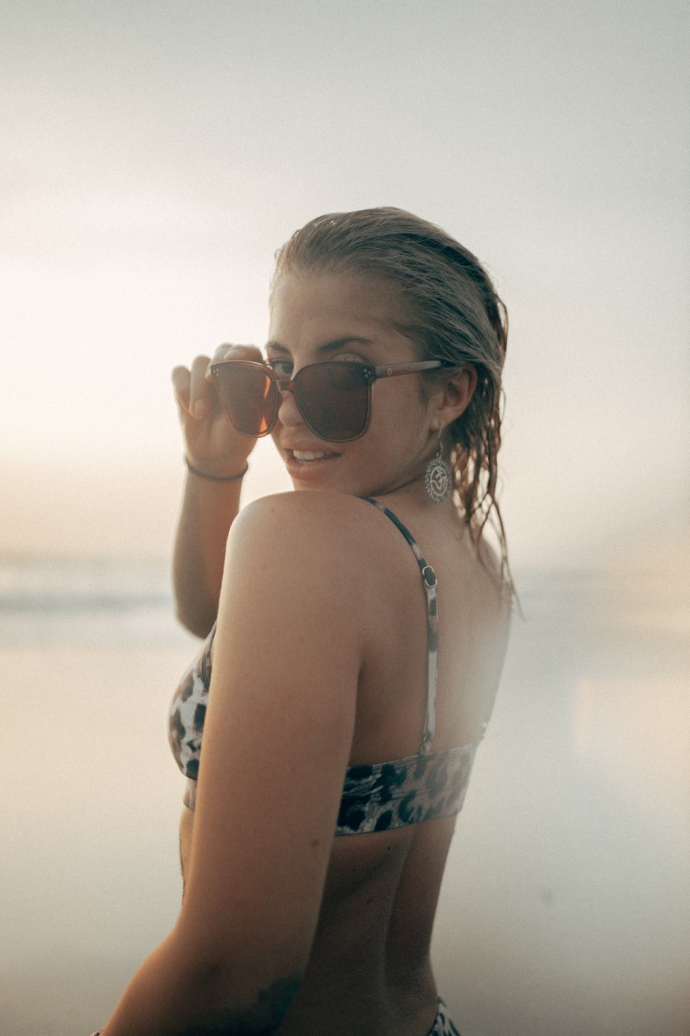 Unsere rote Sonnenbrille aus der Babylon-Serie für Damen sieht am Strand von Bali wirklich gut aus.