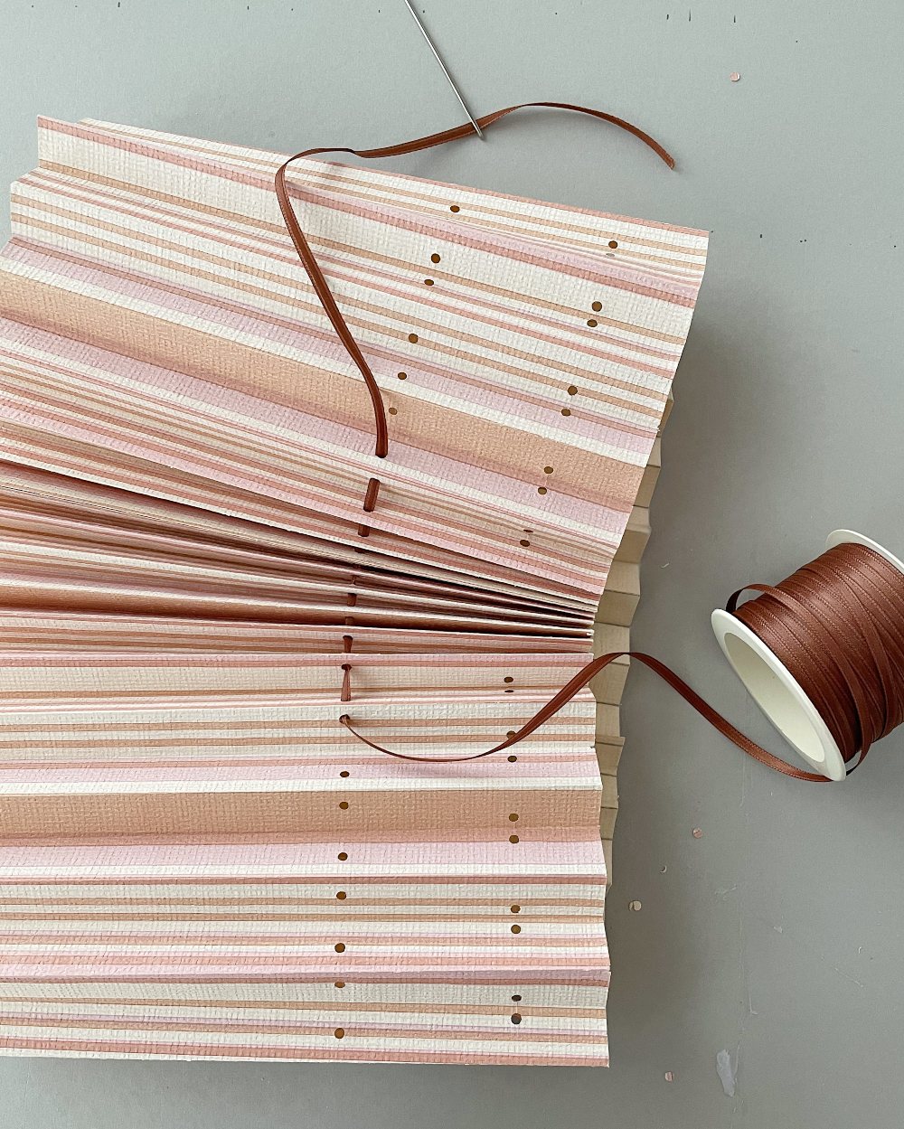 Sådan laver du en plisseret i papir – papirpynt