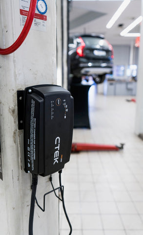CTEK PRO25S mounted on the wall in an automotive workshop