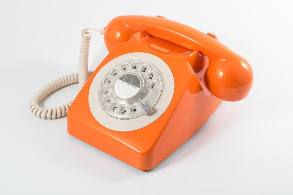 Черный телефон оранжевая. Дисковый ретро телефон GPO 746. Оранжевый телефон. Дисковый ретро телефон GPO 746 игрушка. Телефон дисковый в стиле ретро GPO 200 Rotary Red.