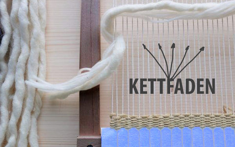 Kettfaden - Dieser Faden wird von Anfang bis Ende eines Stoffes auf dem Webstuhl längs aufgezogen.