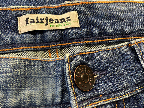 Jeans aus Bio-Denim in einem hellen, natürlichen Blauton. 